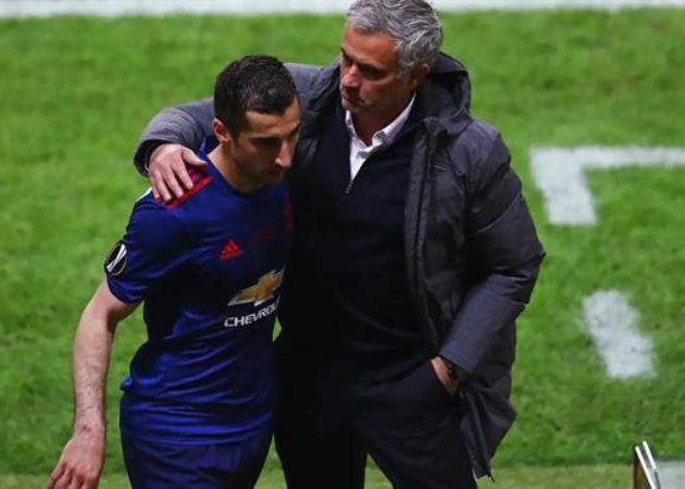 Read more about the article Mourinho & Mkhitaryan: Bí Ẩn Tin Nhắn Đêm Đầy Áp Lực Tại Man Utd