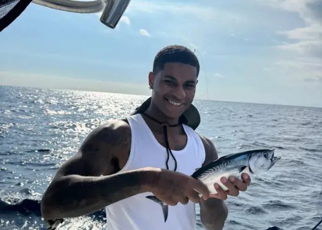 Marcus Rashford câu cá giải trí giữa sóng gió Barcelona