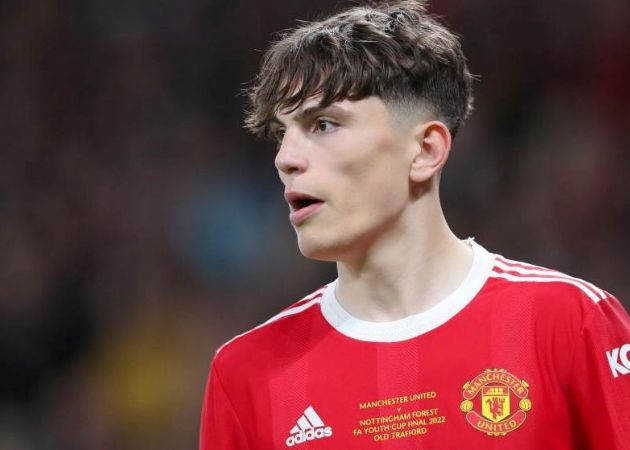 Quyết định gây tranh cãi làm nóng Premier League