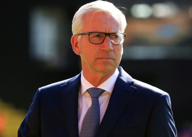 Alan Pardew chỉ ra sai lầm của MU trên TTCN