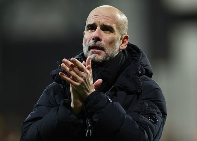 Howard Webb và cuộc chiến ngoài đường biên