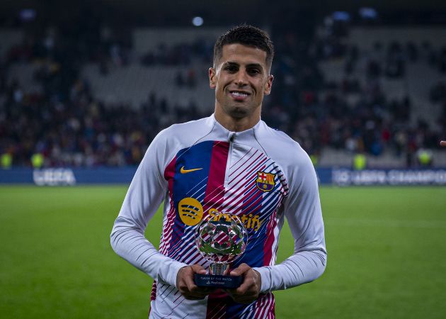 Khủng hoảng hàng thủ buộc Barca phải hành động