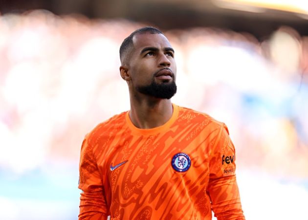 Robert Sanchez tranh cãi với các cổ động viên Chelsea