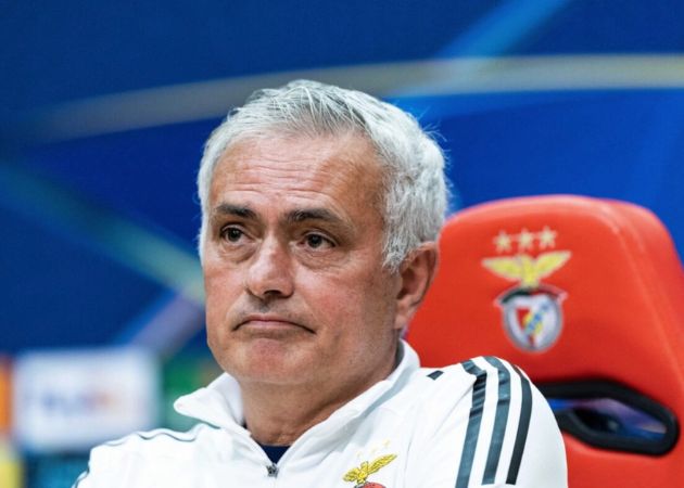 Mourinho bị nghi ngờ cố tình ăn thẻ đỏ