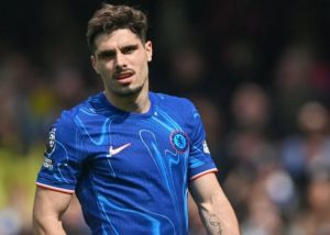 Pedro Neto xin lỗi cậu bé nhặt bóng trong trận Chelsea thua PSG