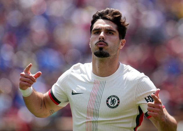 Thẻ đỏ trước Arsenal châm ngòi cho mọi rắc rối
