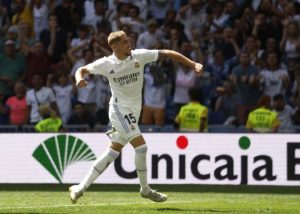 Valverde nhận án phạt gây tranh cãi sau derby Madrid