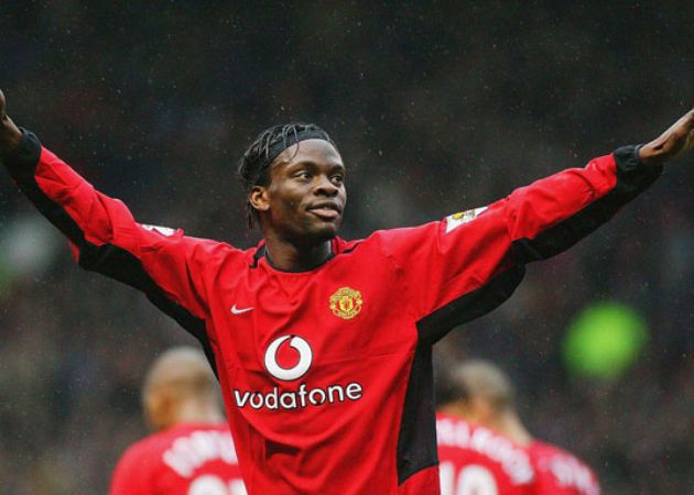 Louis Saha rời sân vì sút hụt Sự cố bất ngờ tại trận cầu huyền thoại