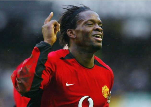 Read more about the article Louis Saha đau đớn rời sân sau pha dứt điểm lỗi