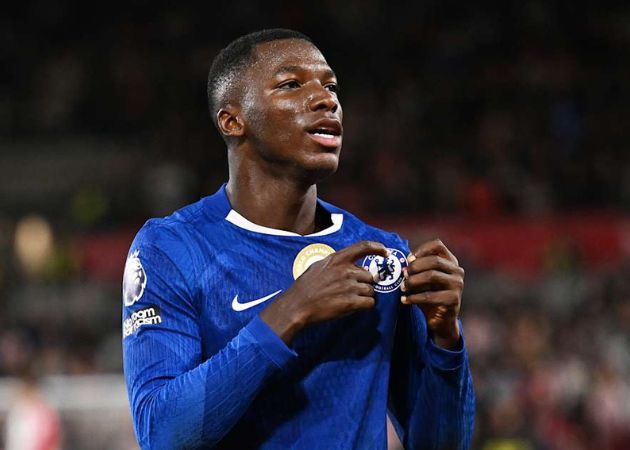 Chelsea gia hạn Moises Caicedo 