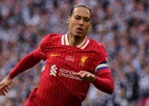 Van Dijk nhận cảnh báo đanh thép từ huyền thoại Man United