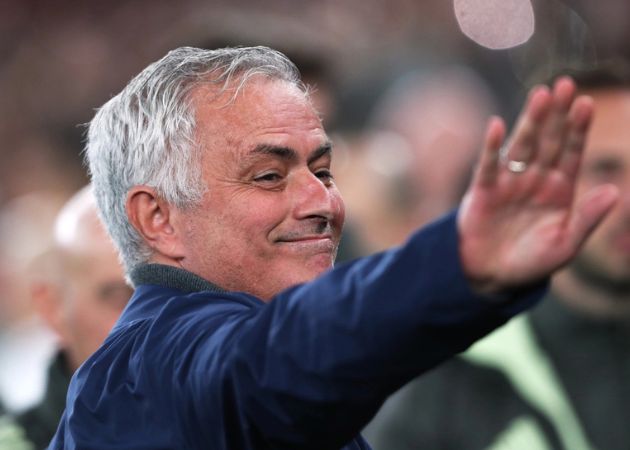 Read more about the article Mourinho “nổ phát súng đầu tiên” tại Real Madrid