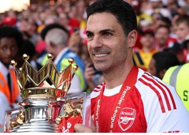 Khoảnh khắc Arteta hôn vợ gây sốt sau lễ đăng quang