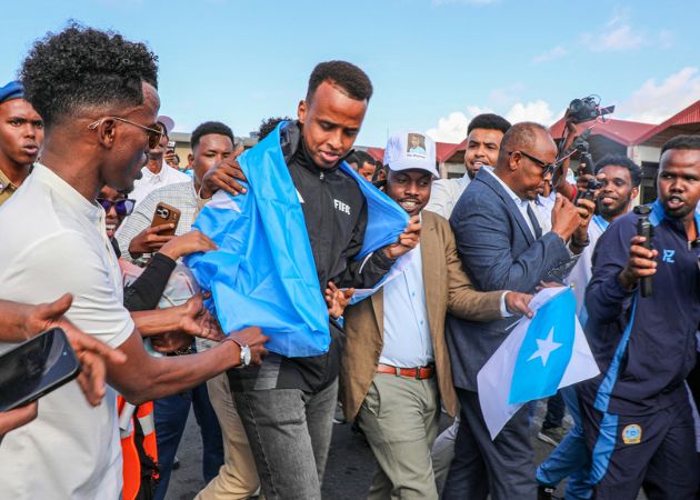 Read more about the article FIFA Đứng Trước Bão Chỉ Trích Sau Vụ Trọng Tài Somalia Bị Mỹ Chặn Cửa