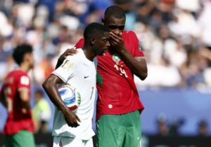 Vì sao Issa Diop thoát thẻ đỏ dù che miệng khi đối thoại?