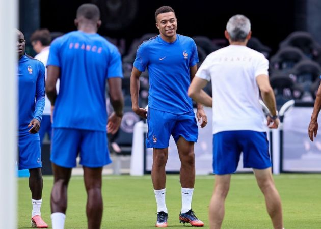 FIFA mở cuộc đánh giá toàn diện về quy định nghỉ tiếp nước