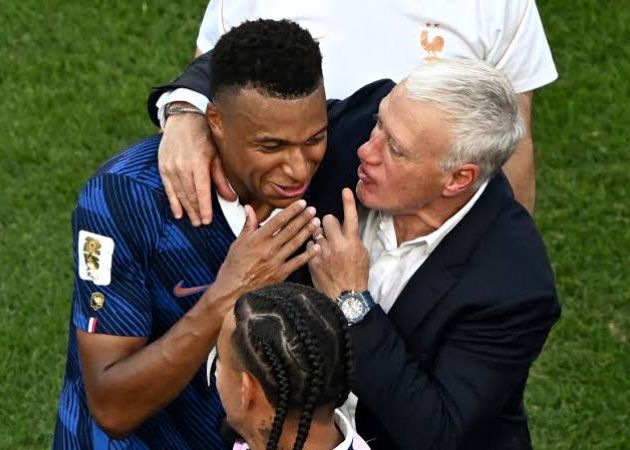 Mbappe xúc động tri ân Didier Deschamps sau trận đấu cuối cùng