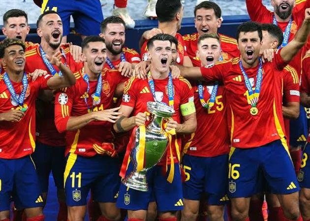 La Roja hướng tới xây dựng đế chế thống trị bóng đá thế giới