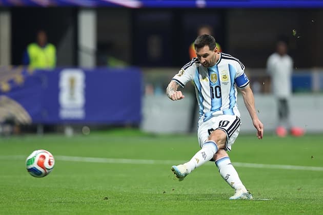 Read more about the article Messi tái hiện hào quang của Maradona