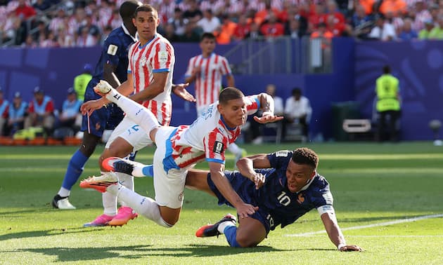 Read more about the article Mbappe kết liễu Paraguay, tuyển Pháp giành vé tứ kết World Cup 2026