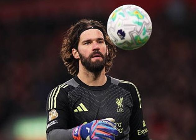 Alisson bị phạt sau hành động mất kiểm soát