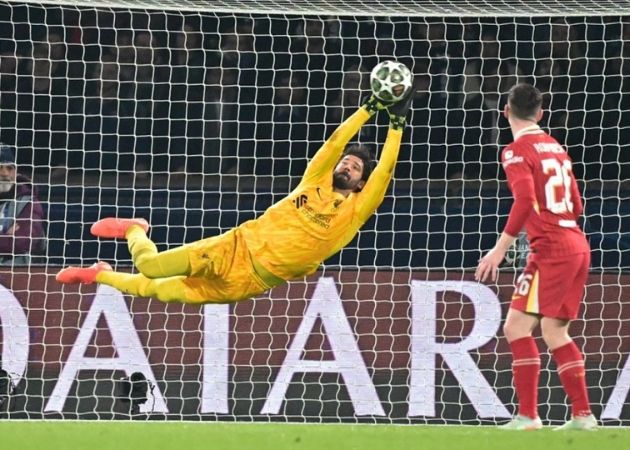 Án phạt là lời cảnh báo cho Alisson và Liverpool