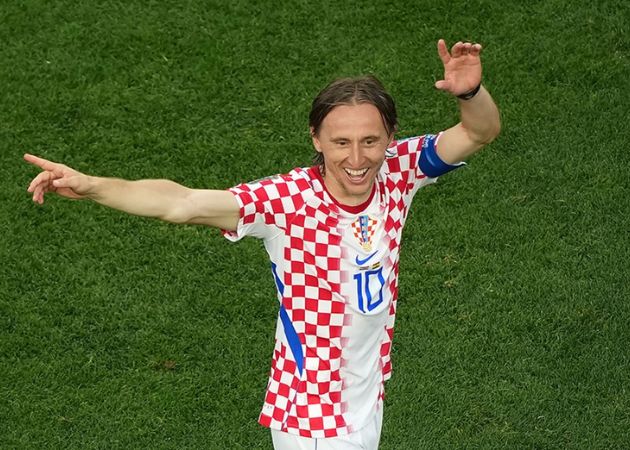Luka Modric nhận sự chào đón đặc biệt tại Sanchez-Pizjuan