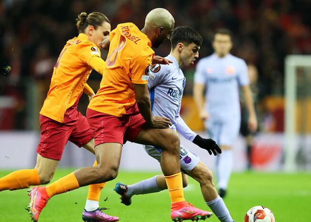 Read more about the article Nhận định bóng đá Galatasaray vs Barcelona 02:00 – 14.10.2026