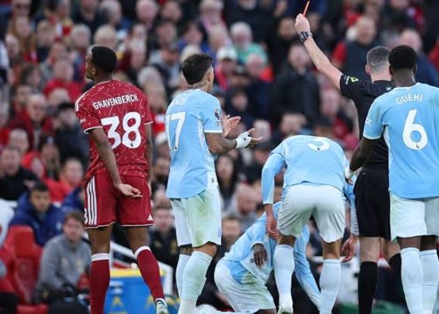 Read more about the article Jamie Carragher phẫn nộ vì quyết định gây tranh cãi của trọng tài